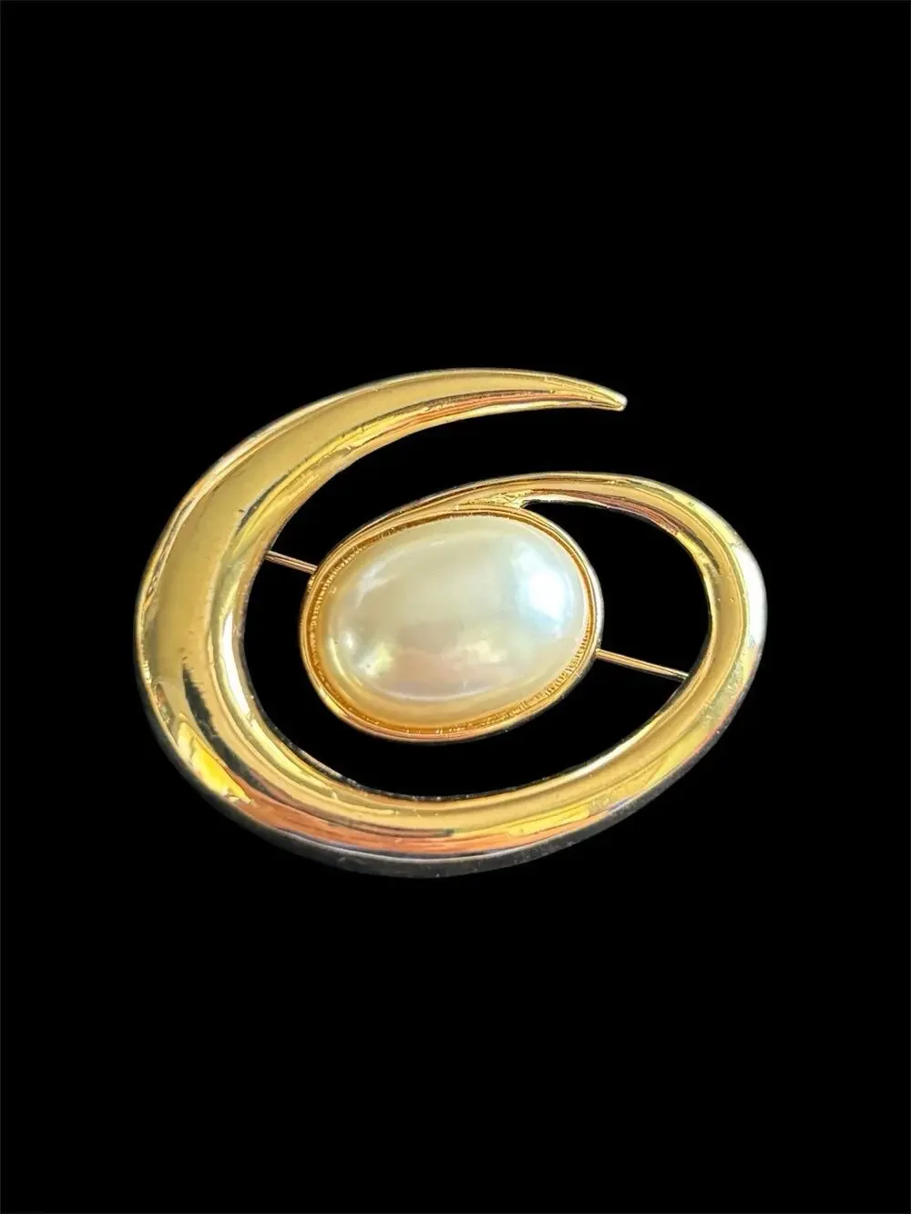 Vtg Signed Monet High Shine Gold Swirl Faux Pearl Brooch Geometric Very 1980’s